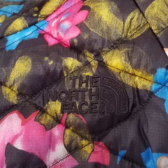 North Face Womens Small Floral Flower Print Black Thermoball Puffer Jacket Coat - Picture 2 of 9